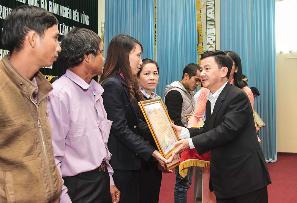 Ông Phan Văn Đa - Phó Chủ tịch UBND tặng bằng khen cho tập thể, cá nhân đã có đóng góp đặc biệt cho Chương trình giảm nghèo nhanh và bền vững của tỉnh