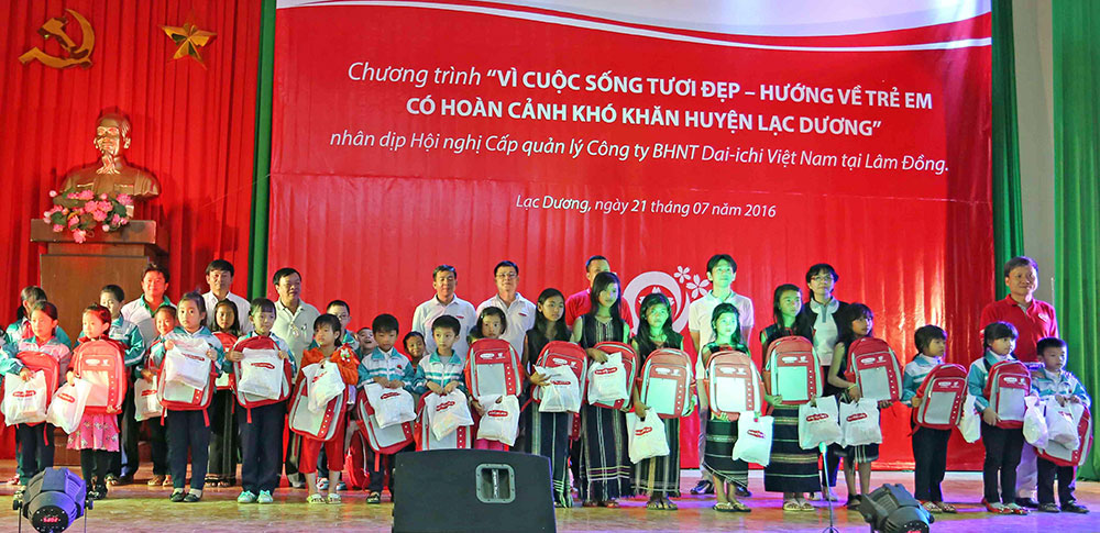Đại diện ban tổ chức trao quà cho các em nhỏ có hoàn cảnh khó khăn của huyện Lạc Dương trong chiều 21/7