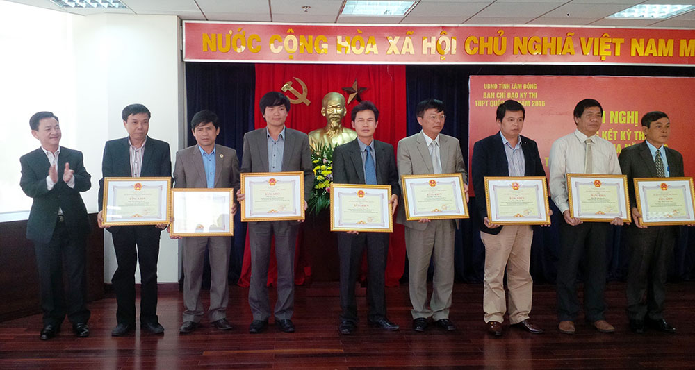 Phó Chủ tịch UBND tỉnh Phan Văn Đa trao tặng bằng khen của UBND tỉnh cho các cá nhân, gia đình có đóng góp nổi bật trong kỳ thi