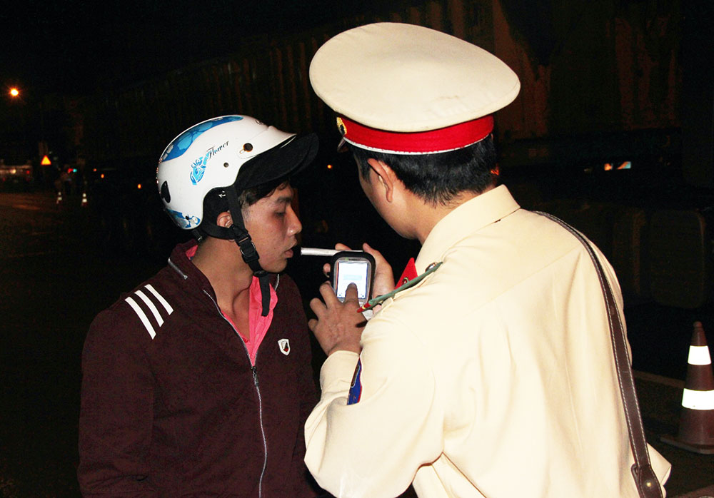 Bảo Lộc: Ra quân kiểm tra nồng độ cồn người tham gia giao thông