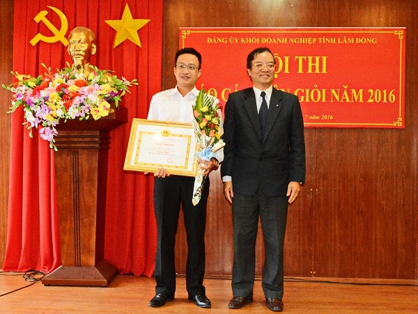 Đồng chí Lê Anh Tuấn,Phó Bí thư Thường trực Đảng ủy Khối Doanh nghiệp trao giải nhất cho thí sinh Đặng Trí Dũng thuộc Đảng bộ Agribank Lâm Đồng