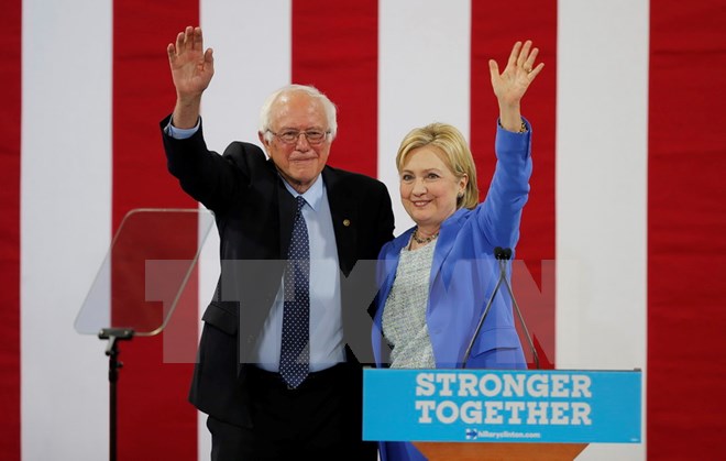 Bà Hillary Clinton và ông Bernie Sanders trong cuộc vận động tranh cử chung đầu tiên ở Portsmouth, tiểu bang New Hampshire, Mỹ ngày 12/7. (Nguồn: EPA/TTXVN)