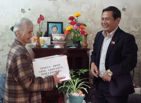 Đồng chí K’Mác đến thăm và tặng quà gia đình bà Nguyễn Thị Chất