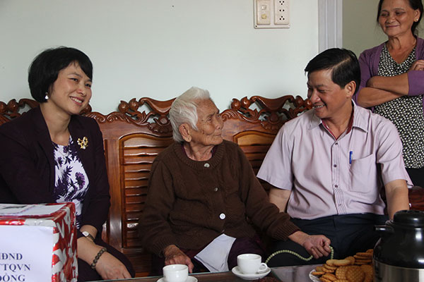 Đồng chí Trần Đức Quận ân cần thăm hỏi mẹ Việt Nam anh hùng Lê Thị Út (93 tuổi) tại xã Phú Sơn huyện Lâm Hà