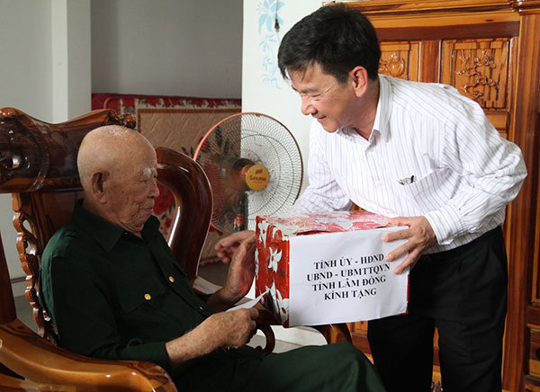 Ông Phan Văn Đa, Phó Chủ tịch UBND tỉnh Lâm Đồng, thăm và tặng quà cụ Tô Đình Cắm (huyện Đạ Tẻh)