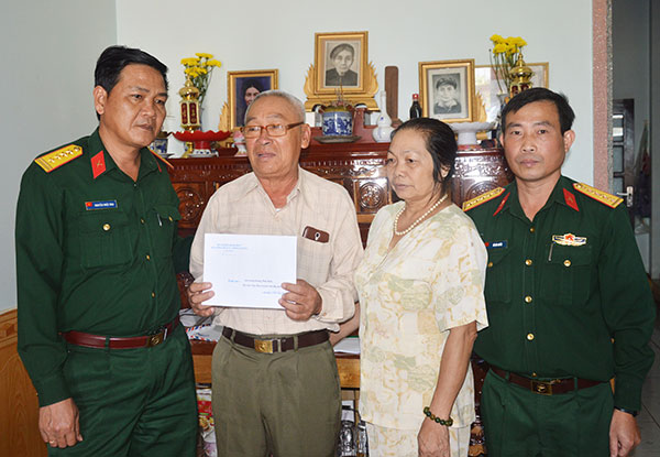 Đại tá Nguyễn Nhật Nga, Chính ủy Bộ CHQS tỉnh thăm tặng quà Anh hùng LLVT Hoàng Đình Kiền (Đức Trọng)