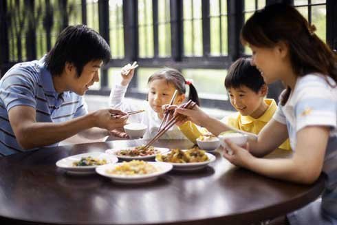 3 lý do nên dừng ngay việc gắp thức ăn cho người khác trong bữa ăn