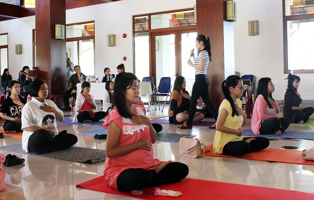 Bệnh viện Hoàn Mỹ Đà Lạt tổ chức lớp học tiền sản miễn phí kết hợp Yoga cho mẹ bầu