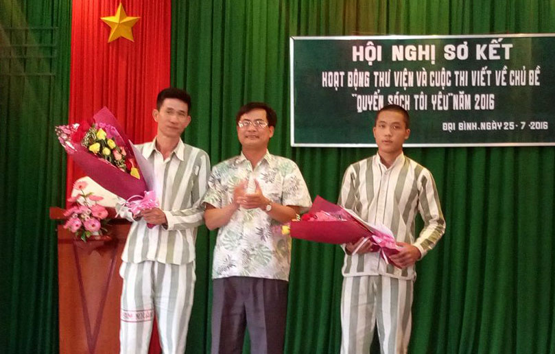 Ông Nguyễn Anh Hùng - Phó Giám đốc Sở VH-TT-DL Lâm Đồng trao giải nhất cho 2 phạm nhân xuất sắc trong cuộc thi “Quyển sách tôi yêu”