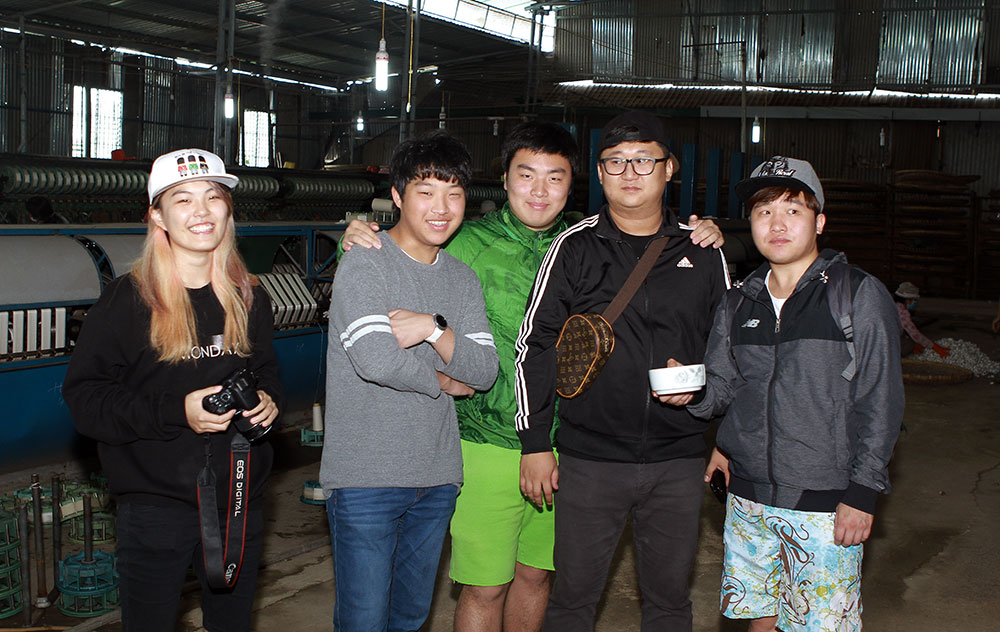 Các bạn trẻ Hàn Quốc trong một chuyến dã ngoại, tìm hiểu về thiên nhiên, văn hóa Đà Lạt