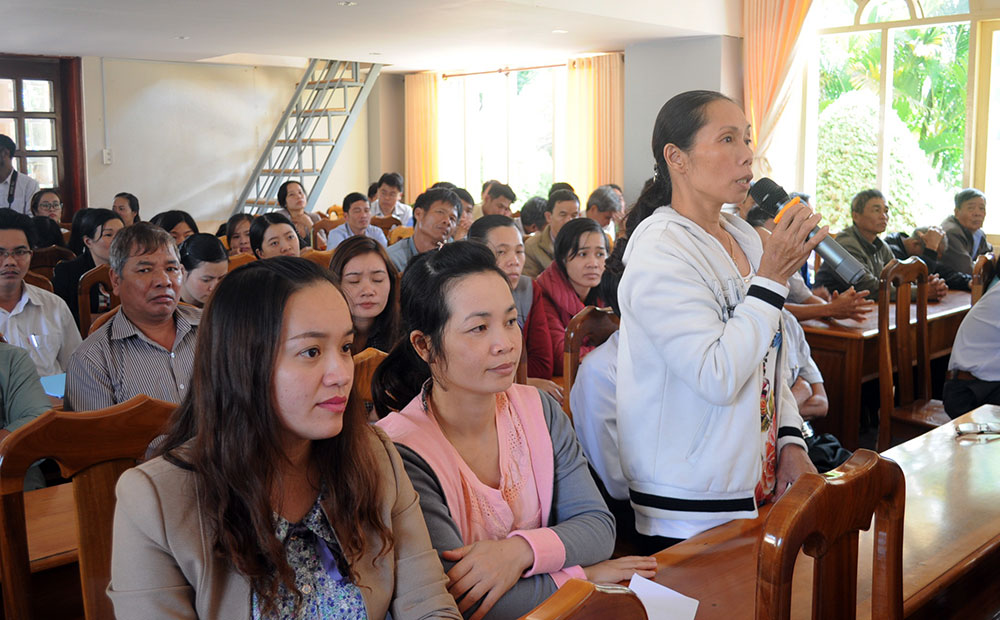 Cử tri huyện Bảo Lâm phát biểu ý kiến, kiến nghị đến ĐBQHtại buổi tiếp xúc