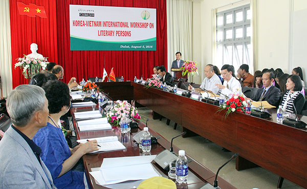 Buổi tọa đàm diễn ra sau chương trình triển lãm thư pháp tiếng Việt và tiếng Hàn