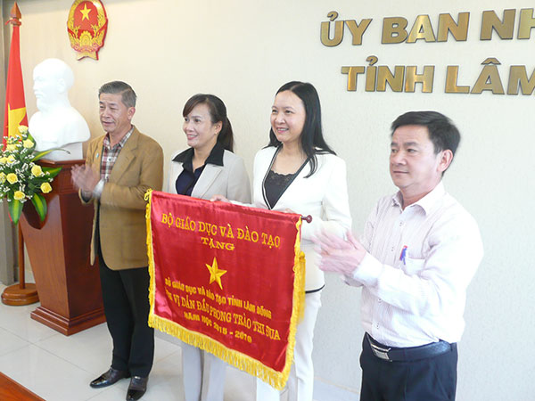 Phó Chủ tịch UBND tỉnh Phan Văn Đa trao cờ thi đua của Bộ GDĐT cho lãnh đạo ngành giáo dục Lâm Đồng