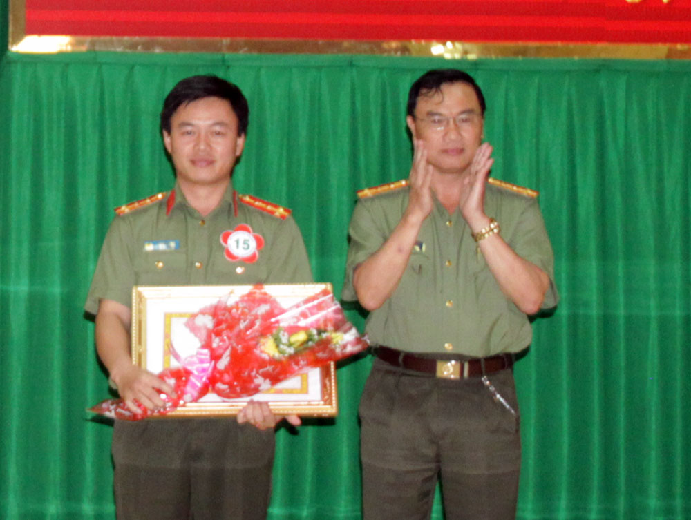 Đại tá Trần Đình Thư - Phó Giám đốc Công an tỉnh, Trưởng ban Tổ chức trao giải Nhất hội thi