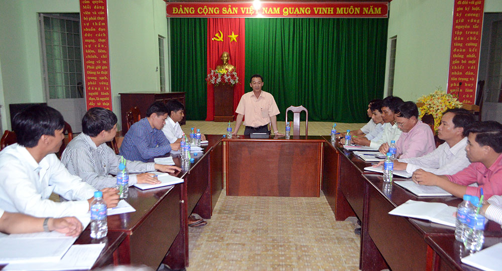Đồng chí Trần Văn Hiệp - UVBTV Tỉnh ủy, Trưởng ban Tuyên giáo Tỉnh ủy làm việc với lãnh đạo xã Rô Men