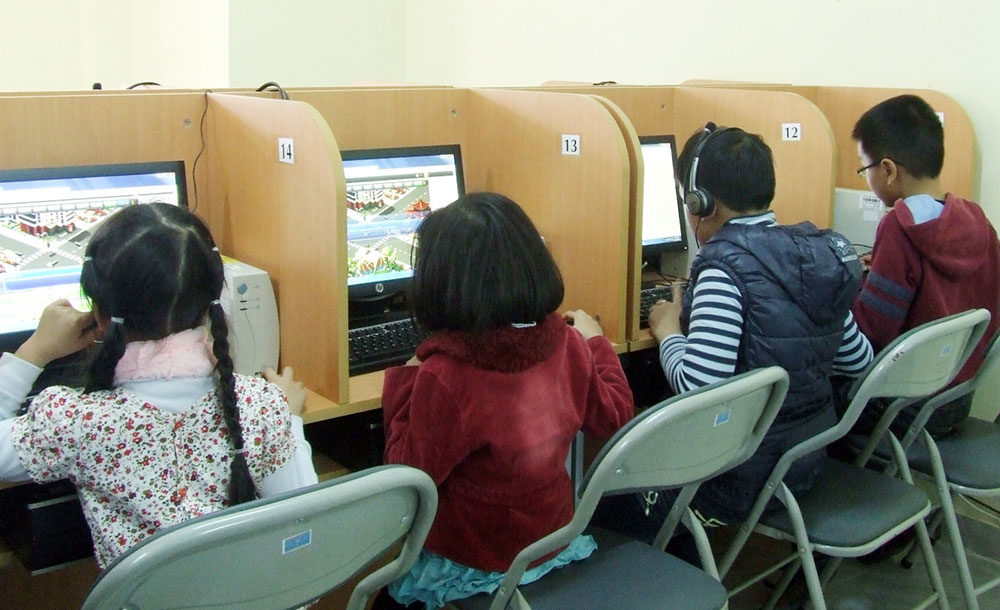 Thiếu nhi thi An toàn giao thông qua mạng tại Điểm truy nhập Thư viện Lâm Đồng