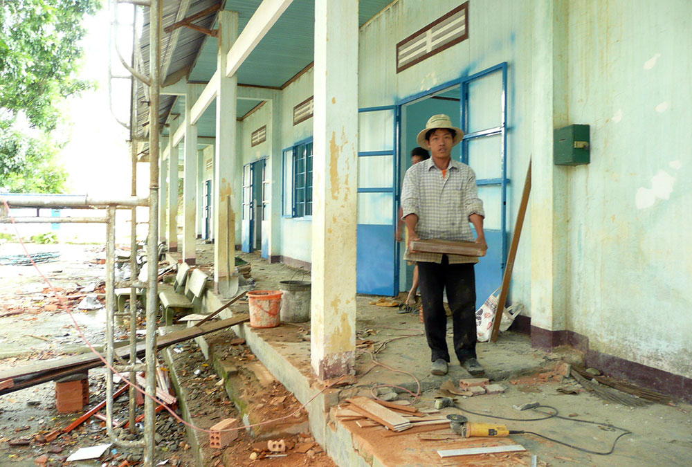 Các lớp học của Tiểu học Triệu Hải - Đạ Tẻh đang được sửa chữa lại