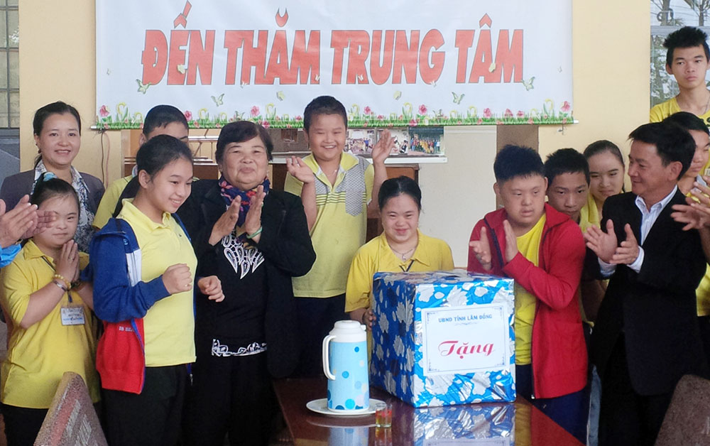 Lãnh đạo tỉnh thăm và tặng quà cho các em NNCĐDC tại Trung tâm nuôi dưỡng, phục hồi TP Bảo Lộc