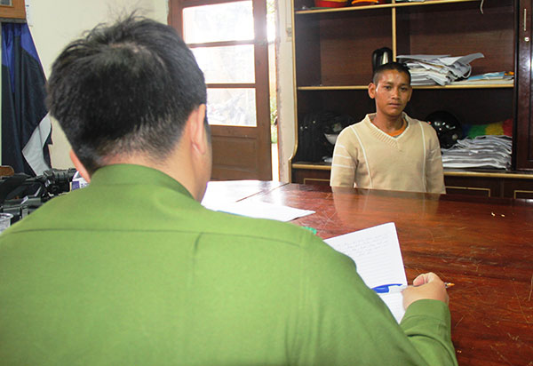 Thiếu tướng Bùi Văn Sơn thăm hỏi các chiến sỹ Cảnh sát cơ động bị thương đang điều trị tại bệnh xá công an tỉnh