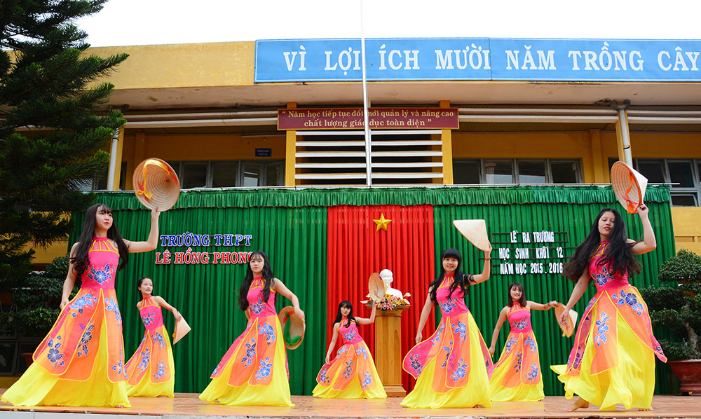 Học sinh Trường THPT Lê Hồng Phong - Di Linh biểu diễn văn nghệ trong lễ ra trường