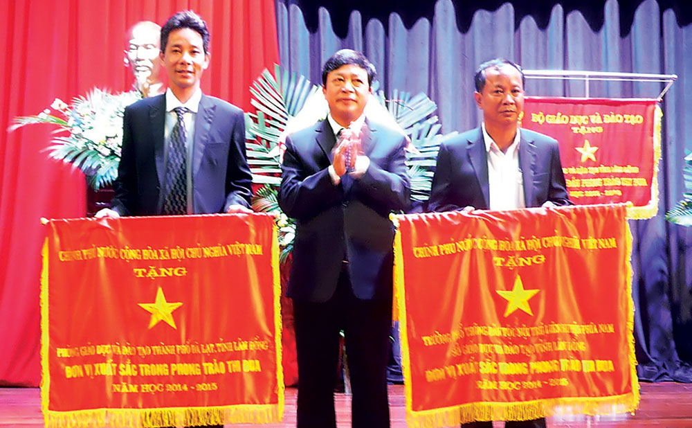 Chủ tịch UBND tỉnh Đoàn Văn Việt trao cờ của Chính phủ cho 2 đơn vị trong ngành Giáo dục - Đào tạo tỉnh