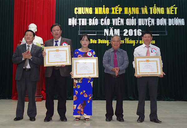 Trao giải cho các thí sinh đoạt giải tại Hội thi báo cáo viên giỏi huyện Đơn Dương
