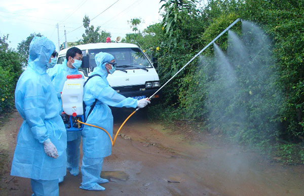 Phun thuốc xử lý các ổ dịch sốt xuất huyết trong khu dân cư tại Bảo Lộc. Ảnh: ĐÔNG ANH