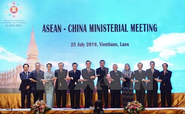 Ngoại trưởng các nước ASEAN và Ngoại trưởng Trung Quốc Vương Nghị  tại Hội nghị Ngoại trưởng ASEAN- Trung Quốc ở Vientiane ngày 25/7. (Nguồn: THX/TTXVN)