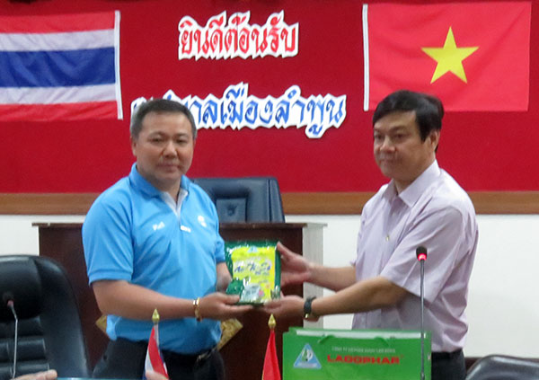 Ông Nguyễn Thanh Nhân - Giám đốc Đài PT-TH tỉnh Lâm Đồng tặng quà cho Chủ tịch Hội đồng thành phố Lâm Phun