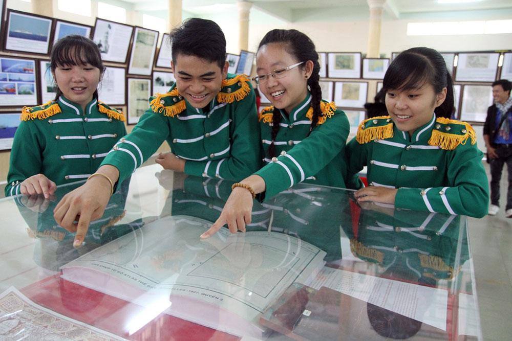 Các em thiếu nhi thích thú với tấm bản đồ khu vực Đông Nam Á có thể hiện Hoàng Sa, Trường Sa của Việt Nam