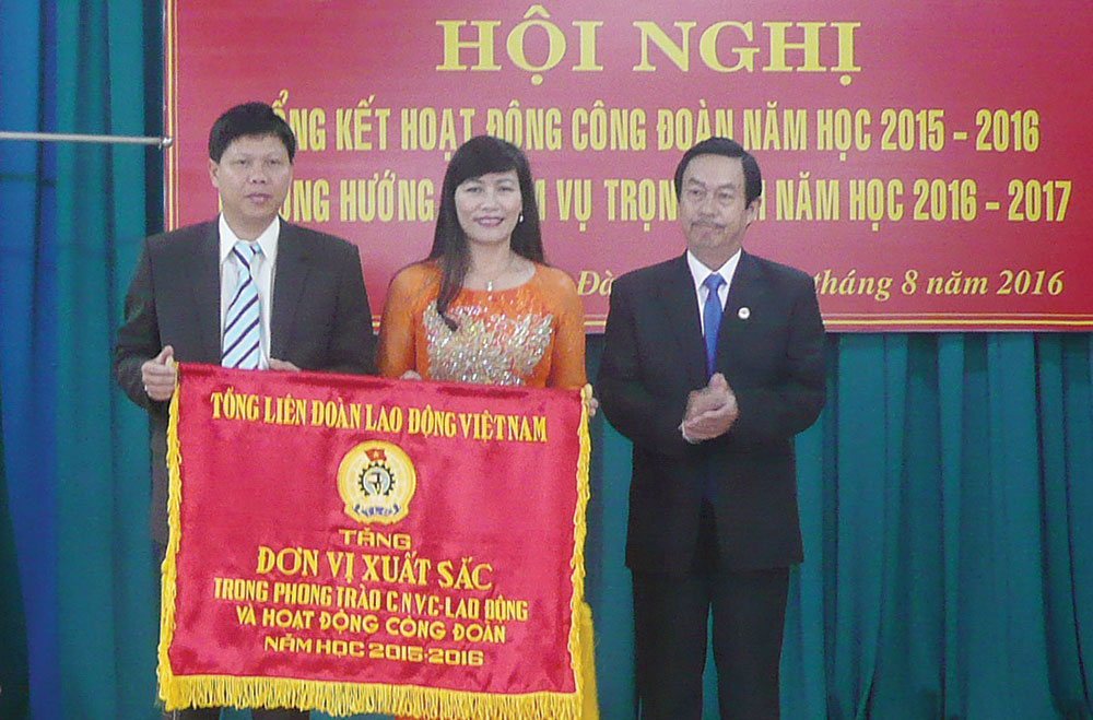 Phó Chủ tịch Liên đoàn Lao động Lâm Đồng trao Cờ thi đua xuất sắc của Tổng Liên đoàn Lao động Việt Nam cho Công đoàn ngành GD-ĐT Lâm Đồng