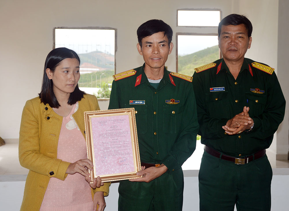 Đại tá Nguyễn Nhật Nga - Chính ủy Bộ CHQS tỉnh trao quyết định tặng nhà tình nghĩa cho gia đình đồng chí Chúc Bá Toán
