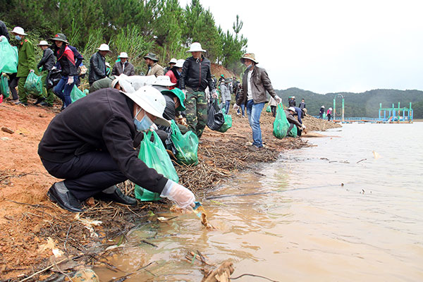 Hàng trăm đoàn viên công đoàn và đoàn viên thanh viên của các sở, ngành trong tỉnh Lâm Đồng ra quân thu gom rác thải nông nghiệp ở đầu nguồn Đan Kia- Suối Vàng