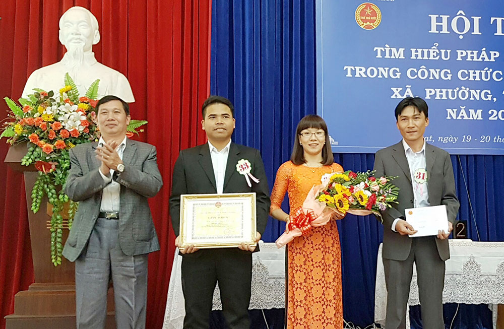 Ông Nguyễn Văn Từa trao giải nhất cho Đội CCT huyện Đam Rông