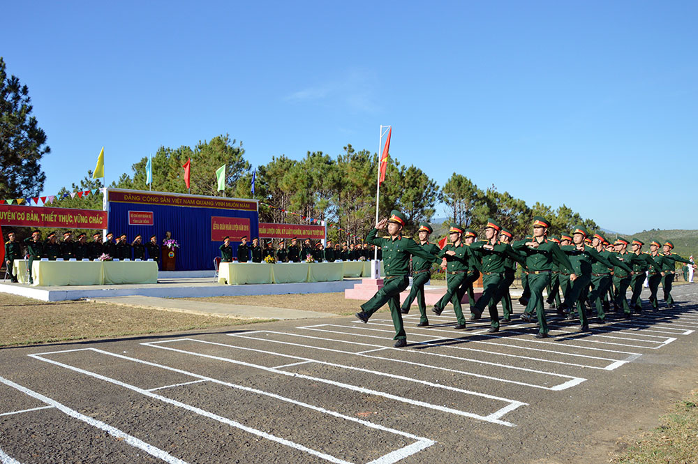  Cán bộ, chiến sĩ LLVT tỉnh duyệt đội ngũ trong Lễ ra quân huấn luyện năm 2016