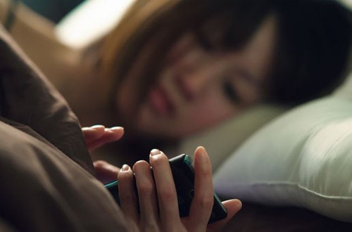 Thói quen dán mắt vào điện thoại mỗi khi ngủ dậy đã trở nên quen thuộc với thời buổi công nghệ hiện nay.
