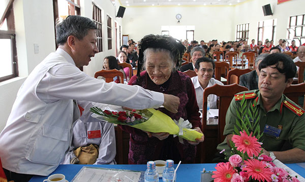 Ông Trần Hữu Đông, Chủ tịch Hội Chữ thập đỏ TP Bảo Lộc, tặng quà cho Mẹ Việt Nam anh hung tại Đại hội