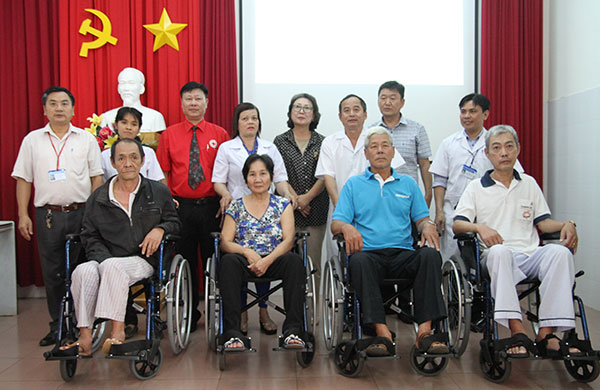 Trao xe lăn cho Bệnh viện YHCT Bảo Lộc