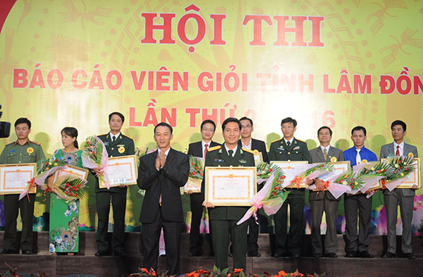 Đồng chí Trần Văn Hiệp - Ủy viên Ban Thường vụ, Trưởng Ban Tuyên giáo Tỉnh ủy trao giải nhất cho thí sinh Bùi Quốc (Bảo Lâm)
