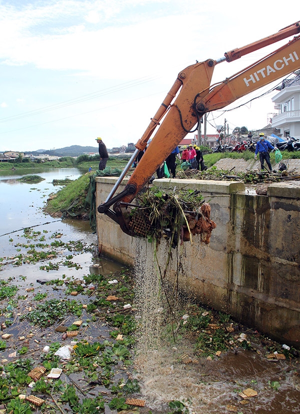 Thu gom, xử lý rác thải nông nghiệp đầu nguồn hồ Xuân Hương