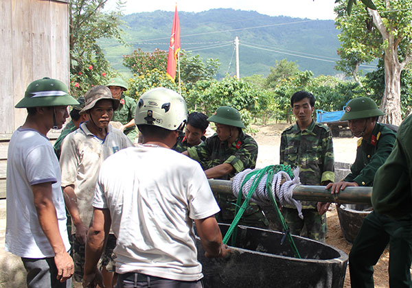 Cán bộ, chiến sỹ LLVT đào giếng tặng bà con thôn Đa Kao II (xã Đạ Tông, huyện Đam Rông)