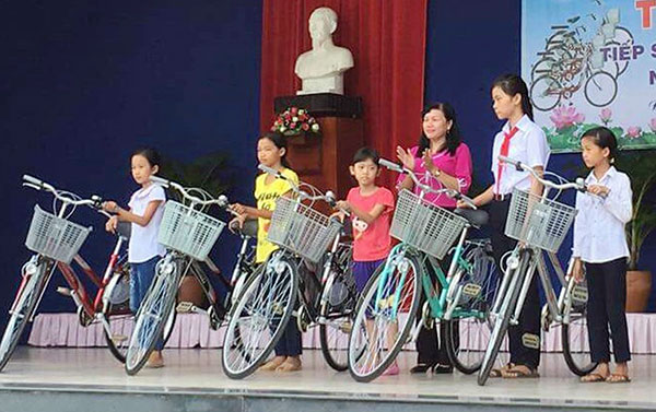 Trao xe đạp cho các học sinh vượt khó học giỏi