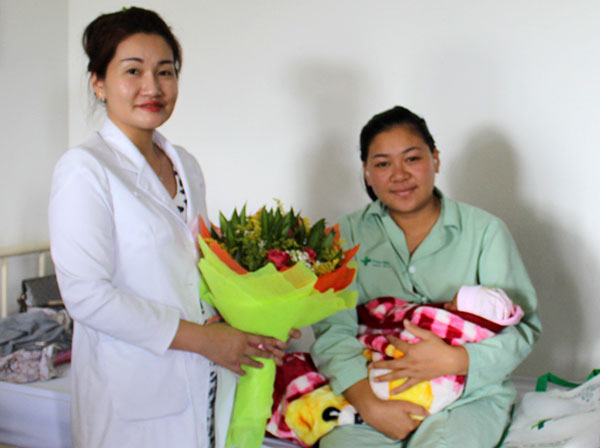 Bác sĩ Bệnh viện Hoàn Mỹ Đà Lạt tặng hoa chúc mừng cho gia đình có cháu bé chào đời bằng phương pháp IUI