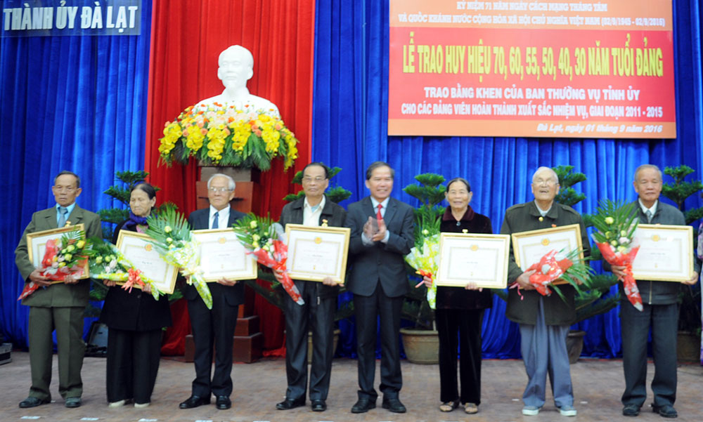 Đồng chí Nguyễn Xuân Tiến - UV TW Đảng, Bí thư Tỉnh ủy Lâm Đồng trao Huy hiệu Đảng cho các đảng viên