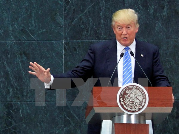 Ứng cử viên Tổng thống Mỹ của đảng Cộng hòa Donald Trump (phải) và Tổng thống Mexico Enrique Peña Nieto tại cuộc họp báo ở Los Pinos, Mexico City ngày 31/8. (Ảnh: THX/TTXVN)
