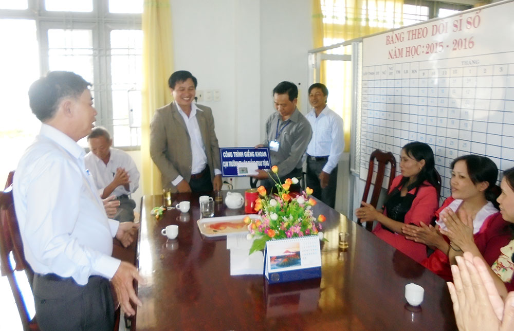 Trao tiền hỗ trợ của công đoàn viên trong huyện cho công trình giếng khoan tại Tiểu học Lộc Ngãi B - Bảo Lâm