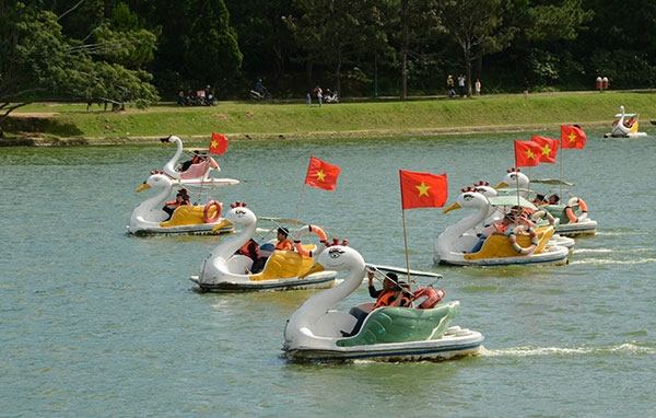 Các VĐV thi tài trong đua xe đạp nước trên hồ Xuân Hương