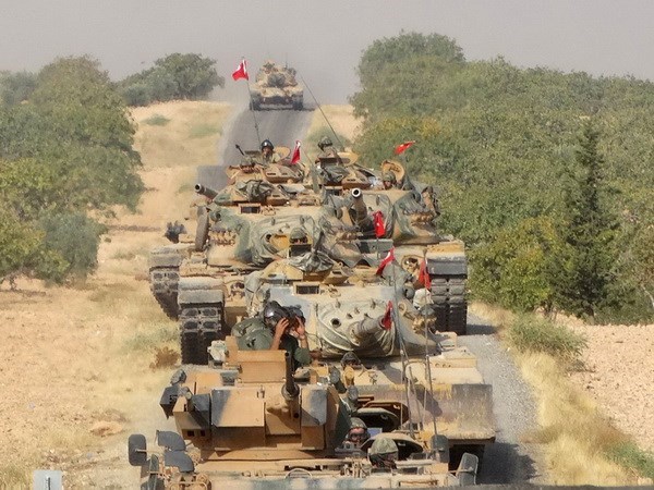 Xe tăng quân đội Thổ Nhĩ Kỳ tiến về phía thị trấn biên giới Jarablus, Syria. (Nguồn: Reuters)