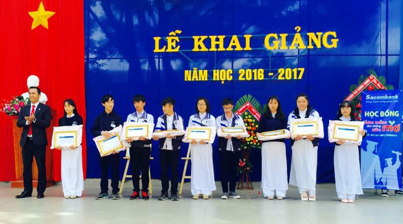 Trao học bổng tại Trường THPT Bùi Thị Xuân - Đà Lạt