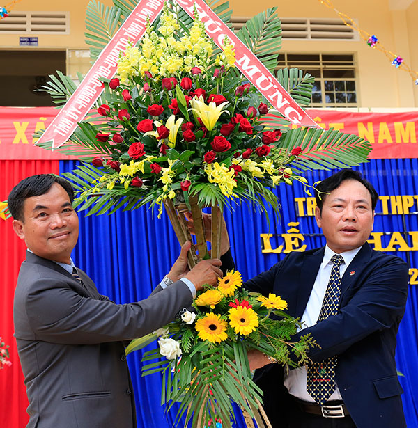 Đồng chí Nguyễn Văn Yên chúc mừng Trường THPT Lâm Hà. Ảnh: Thụy Trang